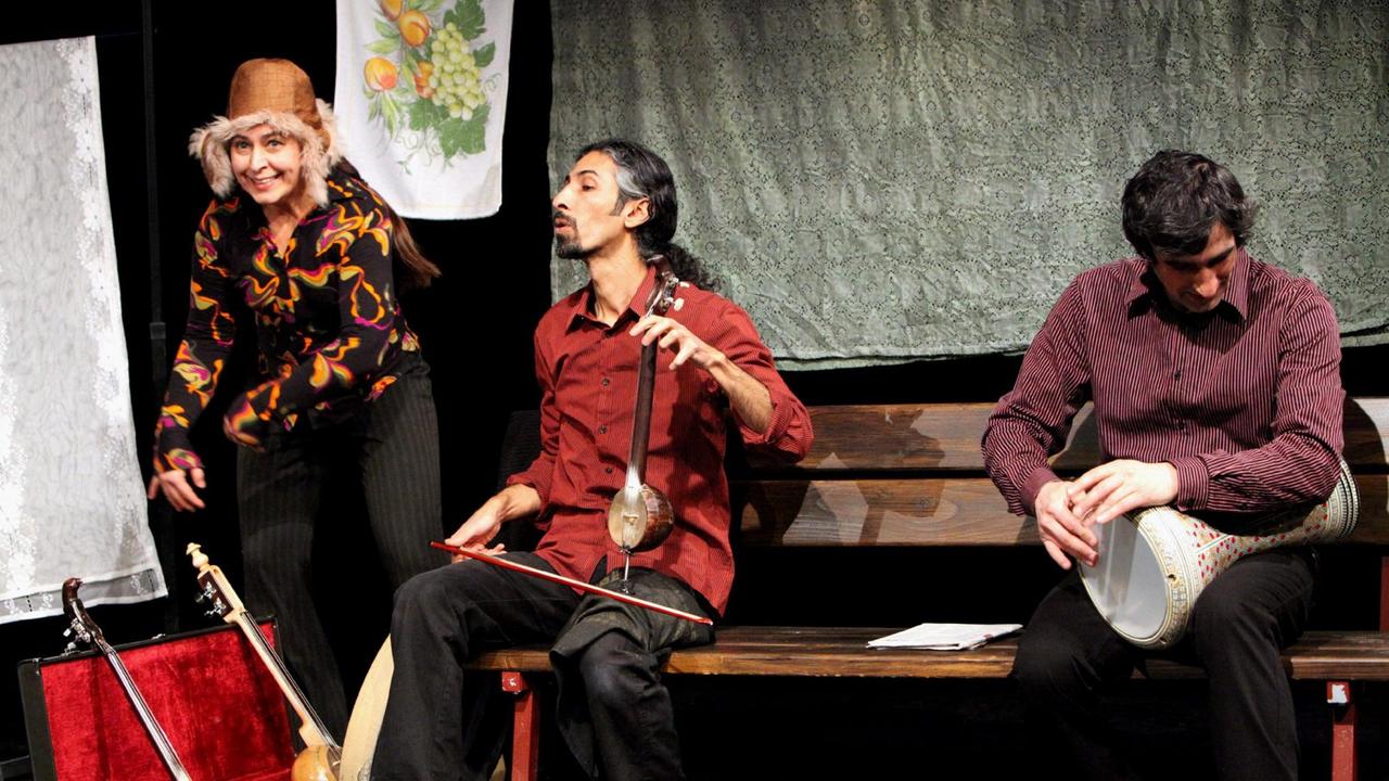 Szenen aus dem Theaterstück "Die Treppe zum Garten" des Theater Marabu. Szenen aus dem Theaterstück "Die Treppe zum Garten" des Theater Marabu.