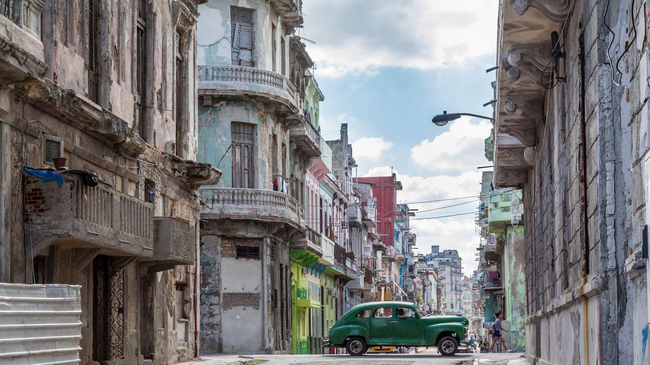 Straße in der kubanischen Hauptstadt Havanna. Straße in der kubanischen Hauptstadt Havanna.