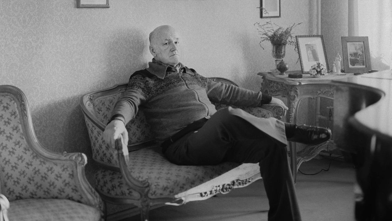 Der Pianist Swjatoslaw Richter sitzt in einem Wohnzimmer auf einer Couch. Der Pianist Swjatoslaw Richter sitzt in einem Wohnzimmer auf einer Couch.