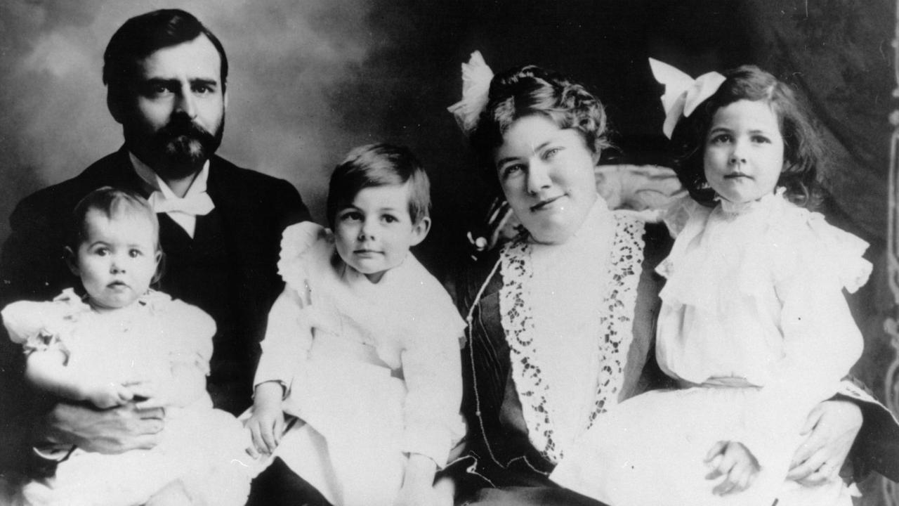 Familienportrait der Hemingways – alle drei Kinder tragen weiße Kleider. Familienportrait der Hemingways – alle drei Kinder tragen weiße Kleider.