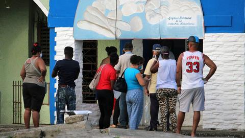 Kunden stellen sich vor einer Bäckerei in Havanna auf. Der sozialistisch regierte Karibikstaat Kuba hat die strengen Anti-Corona-Maßnahmen in der Hauptstadt Havanna gelockert.