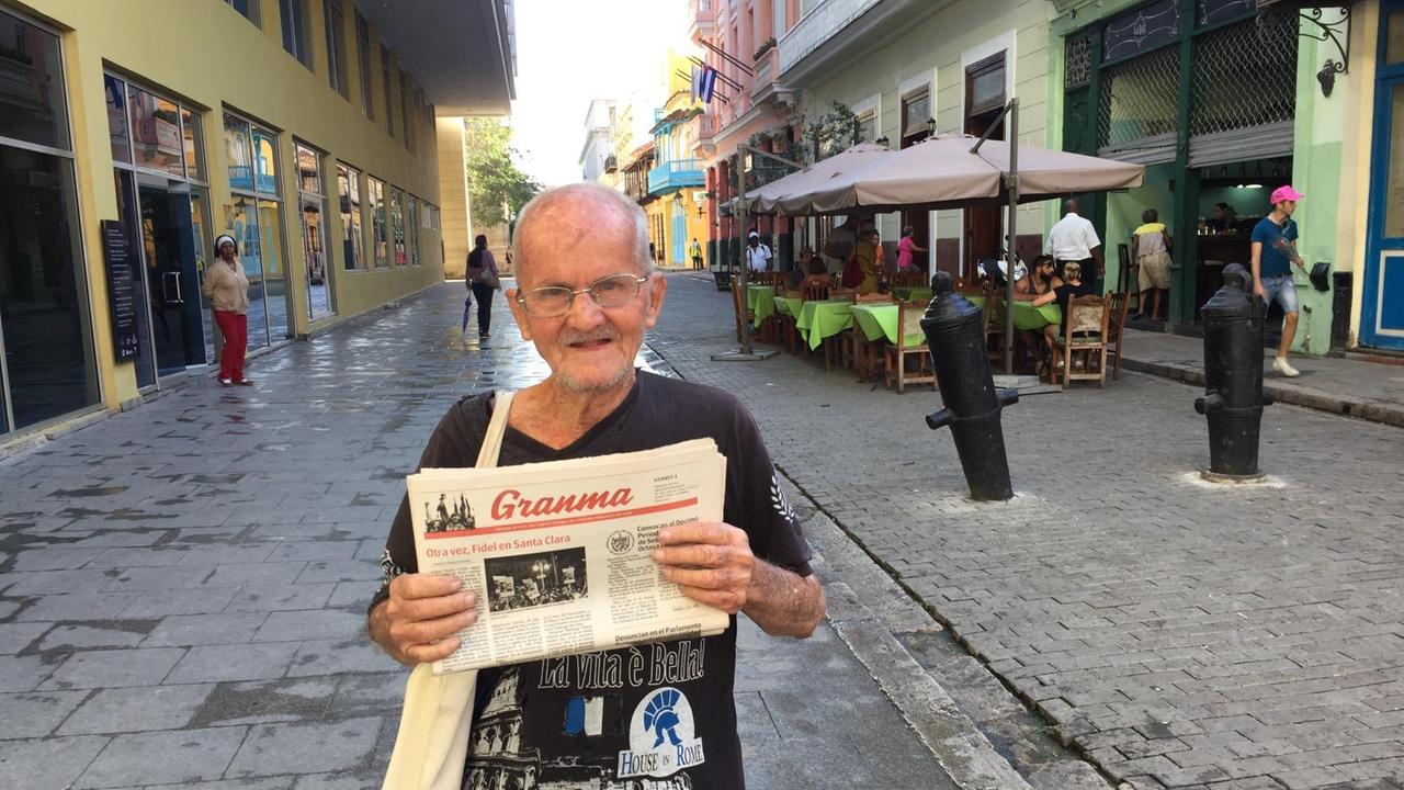alter Mann steht in der renovierten Altstadt Havannas