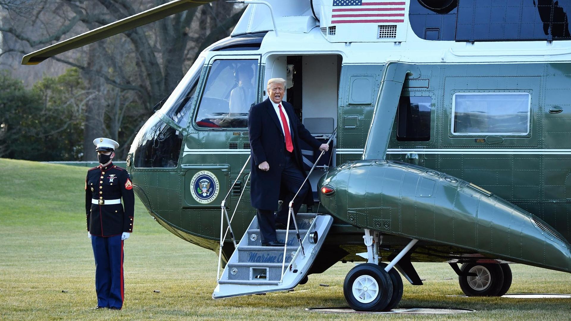 Der scheidende US-Präsident Donald Trump hat das Weiße Haus verlassen und ist nach Florida geflogen. Der scheidende US-Präsident Donald Trump hat das Weiße Haus verlassen und ist nach Florida geflogen.