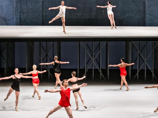 Mitglieder der "Lucinda Childs Dance Company" tanzen in Hamburg auf der Fotoprobe von "Available Light". Die Europapremiere des Stücks in der Choreographie von Lucinda Childs eröffnete am 05.08.2015 das diesjährige Kampnagel Sommerfestival.