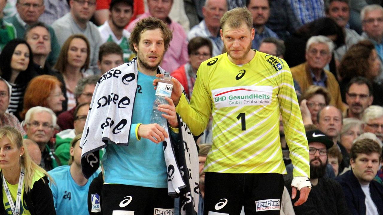 Die Handballer Jens Vortmann (li.) und Jogi Bitter bei einem Spiel des HSV 2015.