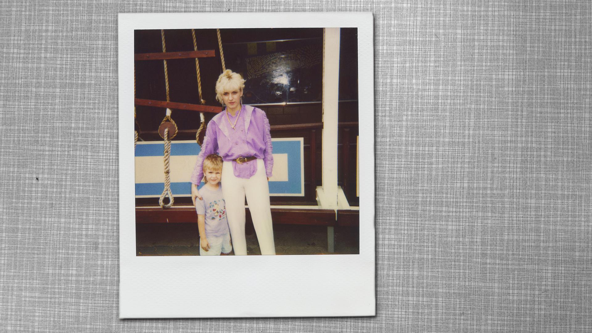 Sabine Friedrich mit ihrem Sohn Sebastian. 1989 zogen sie von Halle nach Westdeutschland. Sabine Friedrich mit ihrem Sohn Sebastian. 1989 zogen sie von Halle nach Westdeutschland.