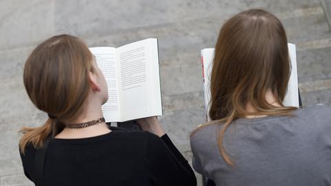 Zwei lesende Mädchen