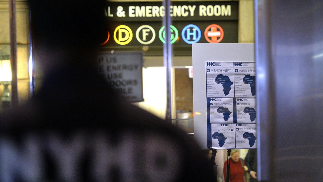 Ein Mitarbeiter der New Yorker Gesundheitsbehörde vor dem Bellevue Hospital, wo der erkrankte Arzt liegt. Ein Mitarbeiter der New Yorker Gesundheitsbehörde vor dem Bellevue Hospital, wo der erkrankte Arzt liegt.