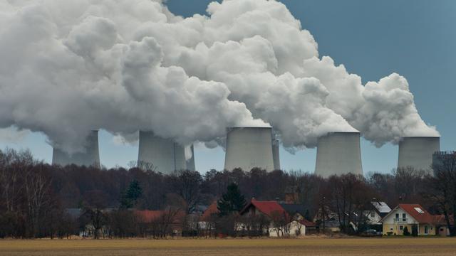 Das Braunkohle-Kraftwerk Jänschwalde in Brandenburg: Aus vier Kühltürmen strömt Dampf in den Himmel