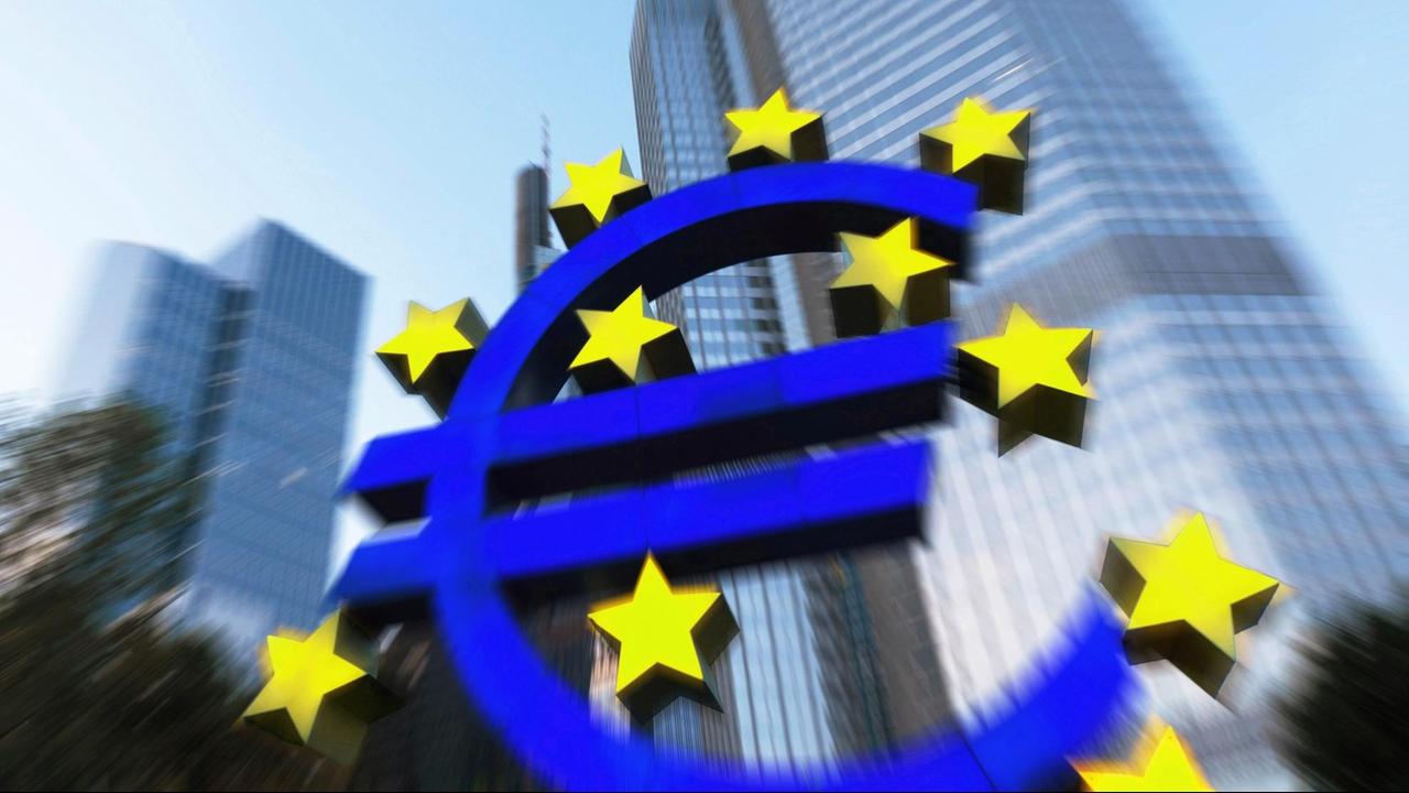 Die Euro-Skulptur am Willy-Brandt-Platz vor der EZB-Zentrale in Frankfurt am Main Die Euro-Skulptur am Willy-Brandt-Platz vor der EZB-Zentrale in Frankfurt am Main