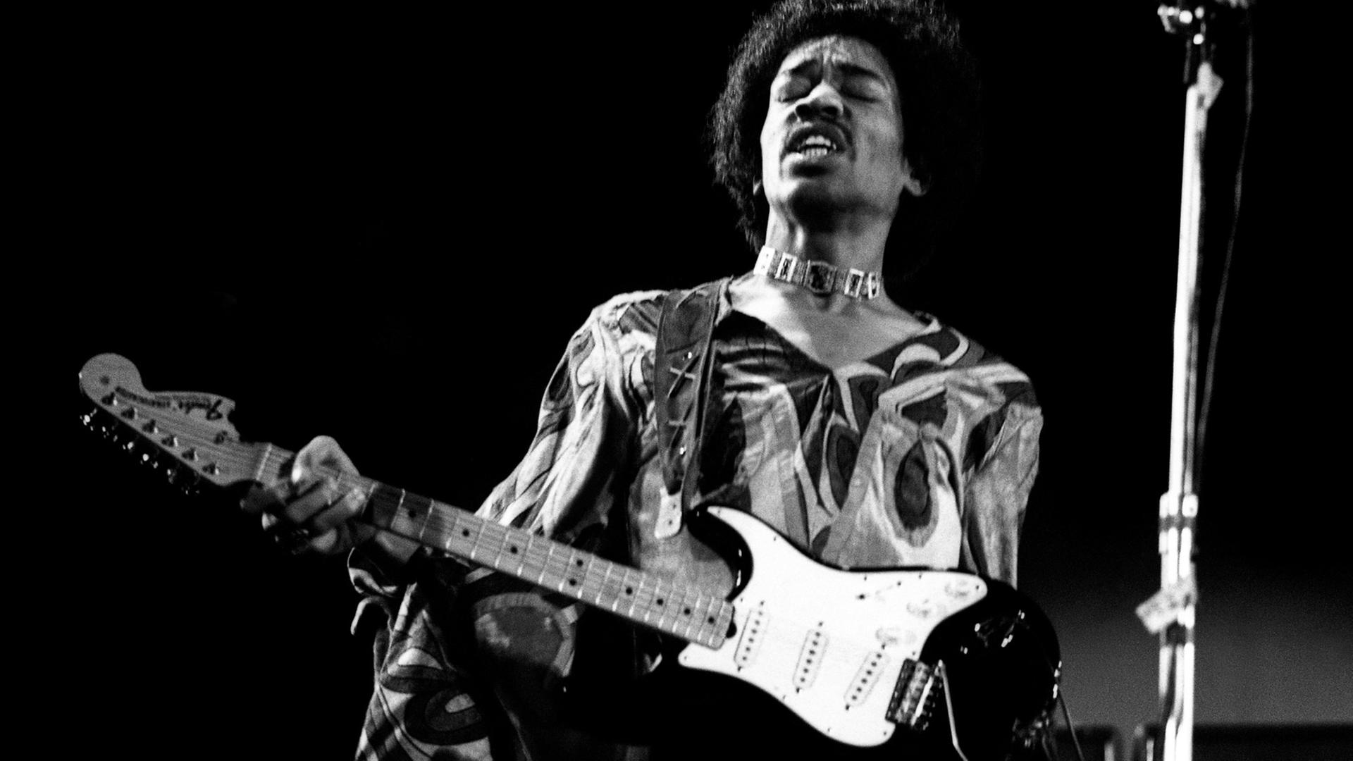 Gitarrist und Sänger Jimi Hendrix beim Isle of Wight-Festival am 30. August 1970. Gitarrist und Sänger Jimi Hendrix beim Isle of Wight-Festival am 30. August 1970.