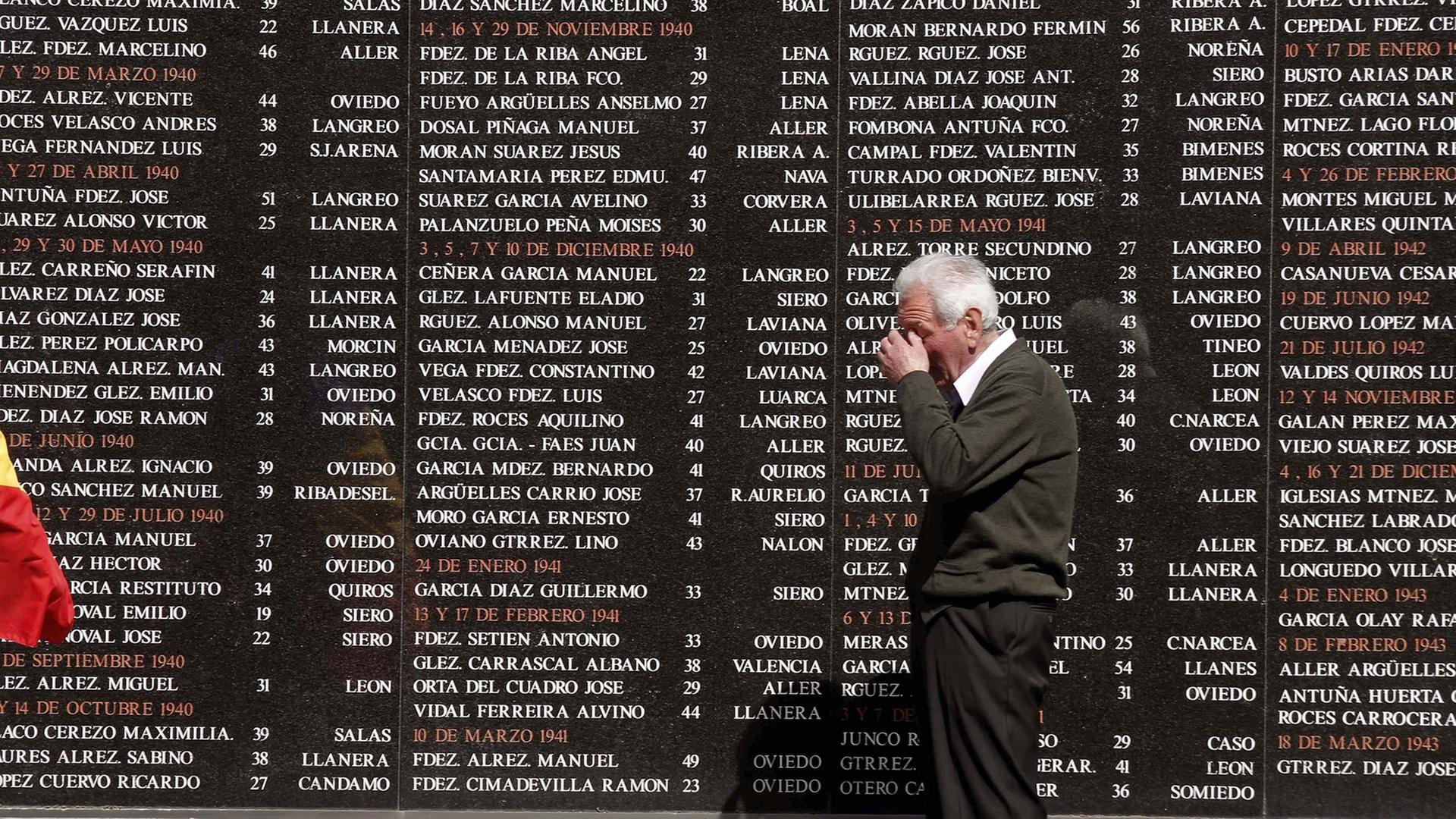 Ein Mann geht im nordspanischen Oviedo an einem Denkmal für die Toten des spanischen Bürgerkriegs vorbei. Ein Mann geht im nordspanischen Oviedo an einem Denkmal für die Toten des spanischen Bürgerkriegs vorbei.