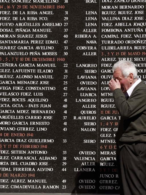 Ein Mann geht im nordspanischen Oviedo an einem Denkmal für die Toten des spanischen Bürgerkriegs vorbei.