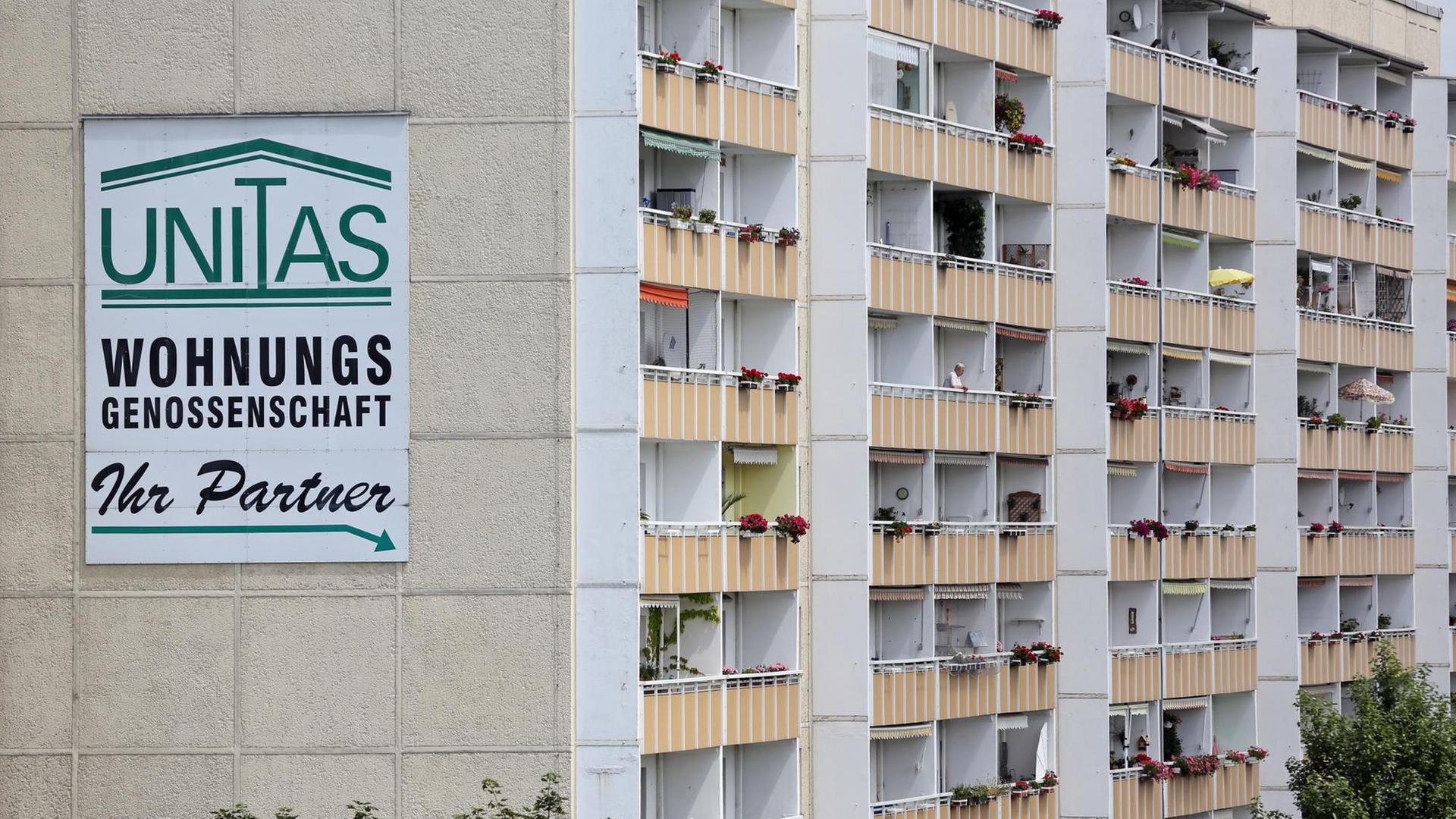 DDR-Plattenbaugebiet Grünau in Leipzig (Sachsen) mit dem Schild "Unitas Wohnungsgenossenschaft". DDR-Plattenbaugebiet Grünau in Leipzig (Sachsen) mit dem Schild "Unitas Wohnungsgenossenschaft".