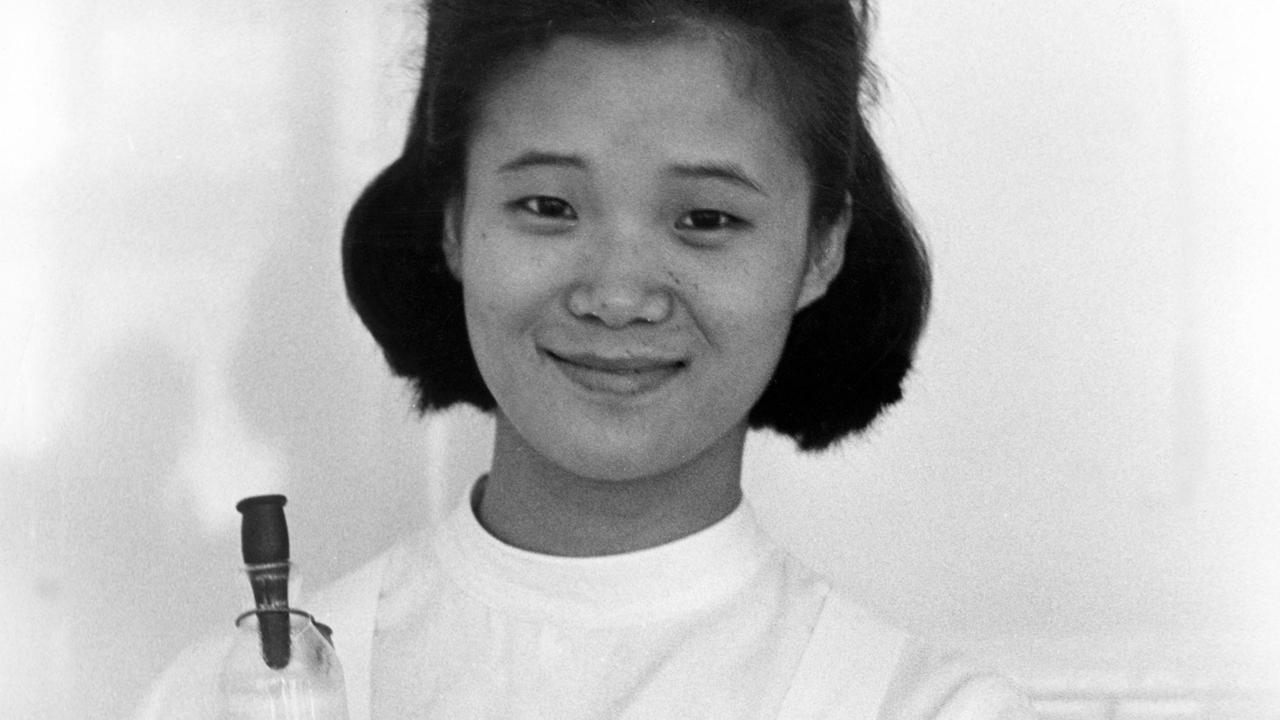 Die südkoreanische Krankenschwester Ok Hi am 29.04.1966 bei ihrer Arbeit in einem Krankenhaus in Frankfurt am Main. Die südkoreanische Krankenschwester Ok Hi am 29.04.1966 bei ihrer Arbeit in einem Krankenhaus in Frankfurt am Main.