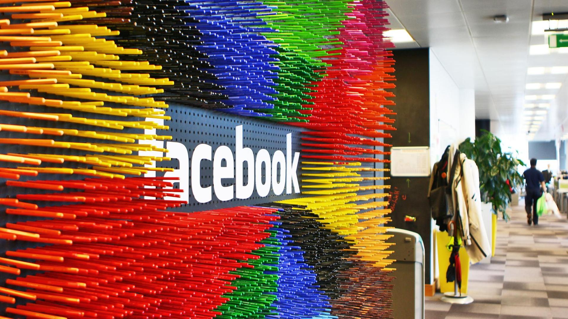Zahlreiche bunte Filzstifte in der Facebook-Europazentrale in Dublin neben dem Firmenlogo. Zahlreiche bunte Filzstifte in der Facebook-Europazentrale in Dublin neben dem Firmenlogo.