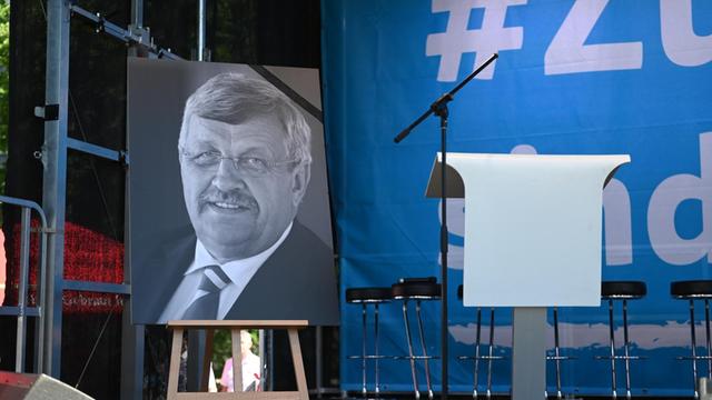 Ein Bild des getöteteten Walter Lübcke steht vor Beginn einer Kundgebung in Kassel auf dem Podium neben dem Rednerpult.
