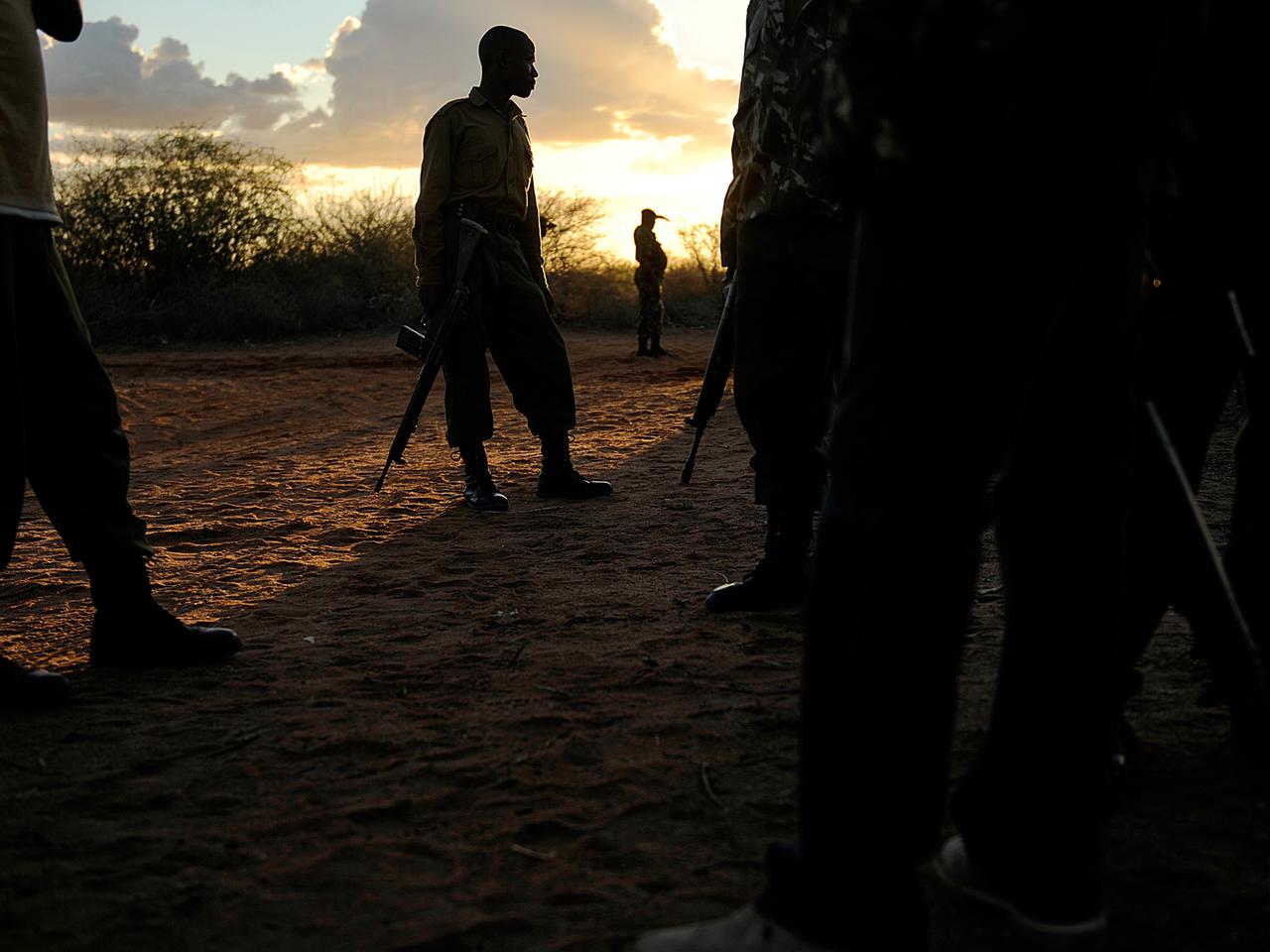 Soldaten im Flüchtlingscamp Dadaab: Häufig mischen sich islamistische Kämpfer unter die Flüchtlinge und entführen sie.