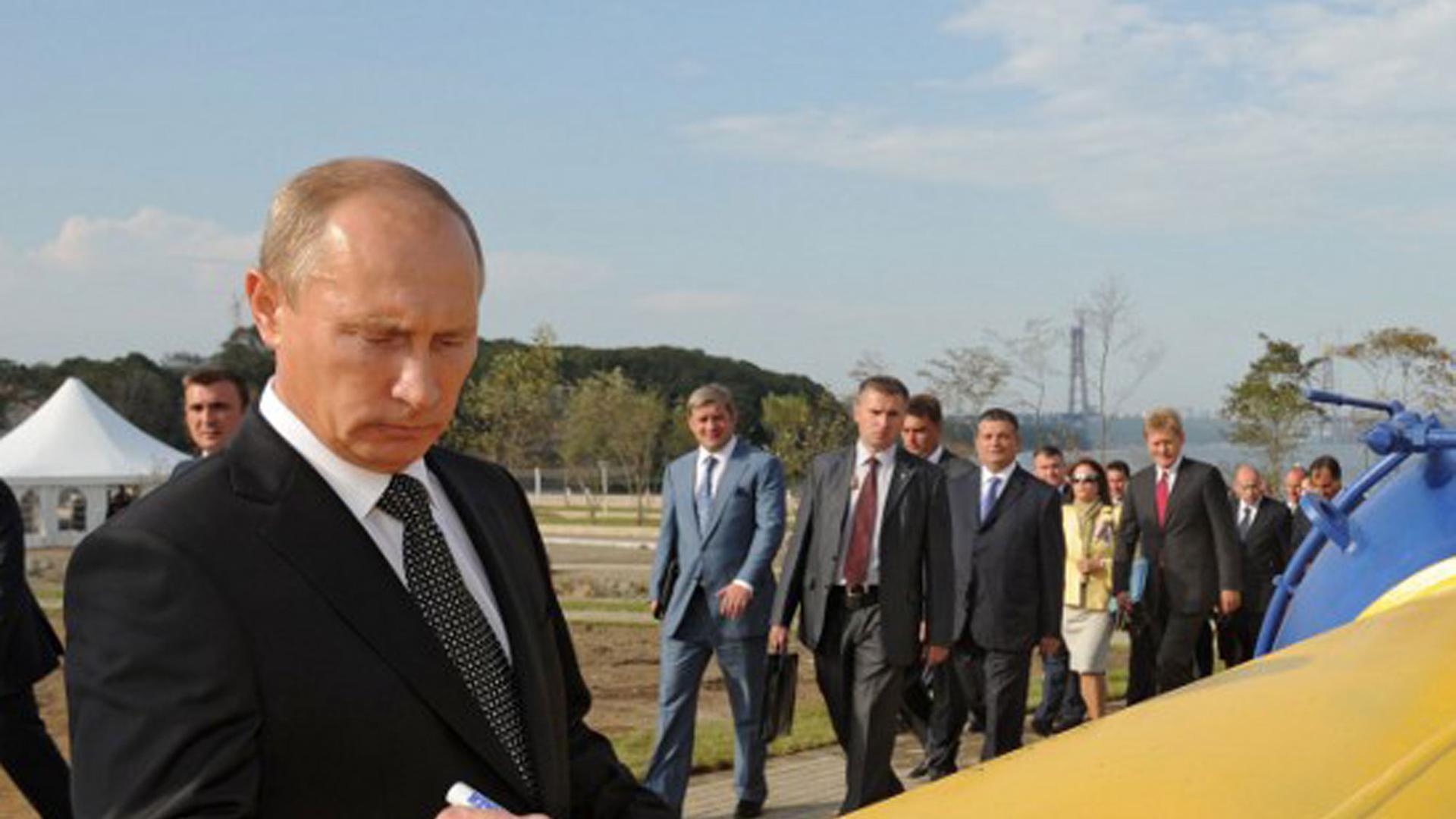 Russlands Premier Wladimir Putin signiert eine Gasleitung bei der Einweihung einer Pipeline in Wladiwostok. Russlands Premier Wladimir Putin signiert eine Gasleitung bei der Einweihung einer Pipeline in Wladiwostok.