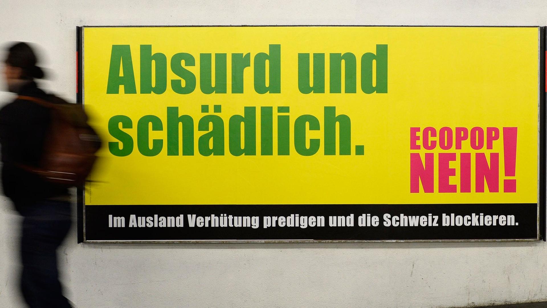 Das Plakat in Zürich fordert die Bürger auf, am 30. November mit "Nein" zur Ecopop-Initiative zu stimmen. Das Plakat in Zürich fordert die Bürger auf, am 30. November mit "Nein" zur Ecopop-Initiative zu stimmen.