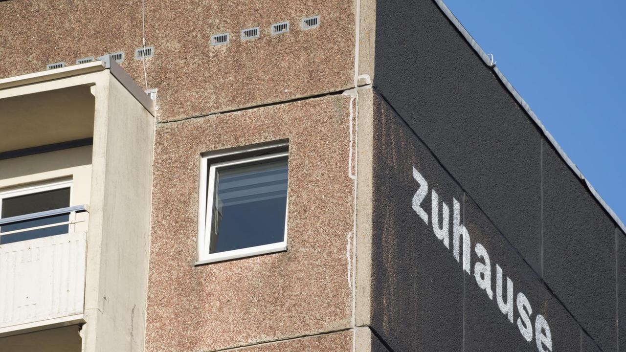 Plattenbau in Schwerin mit Aufschrift "Zuhause" Plattenbau in Schwerin mit Aufschrift "Zuhause"