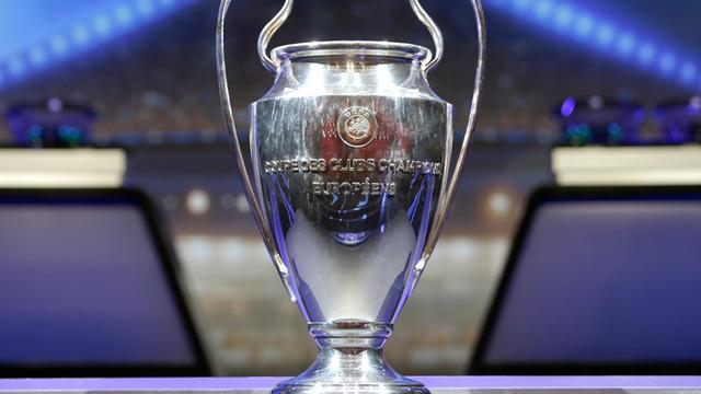 Der Pokal der UEFA Champions League steht am 24.08.2017 vor der Auslosung im Grimaldi Forum in Monaco auf dem Tisch.