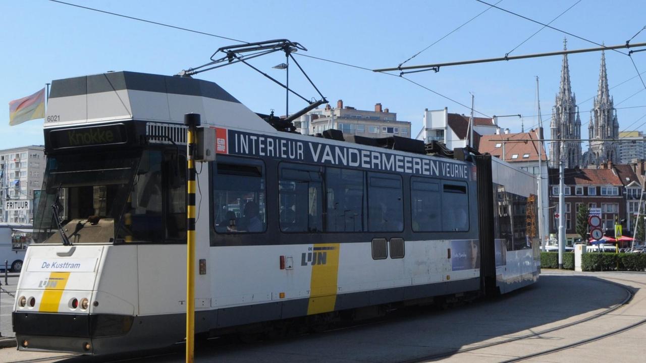 Die belgische Küstenstraßenbahn Kusttram vor der Kulisse von Oostende Die belgische Küstenstraßenbahn Kusttram vor der Kulisse von Oostende