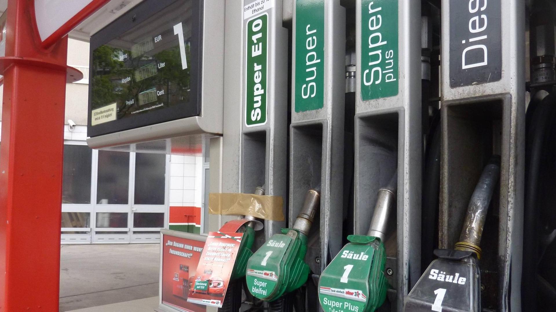 Zapfsäulen an einer Tankstelle 13. Mai 2011 Zapfsäulen an einer Tankstelle 13. Mai 2011