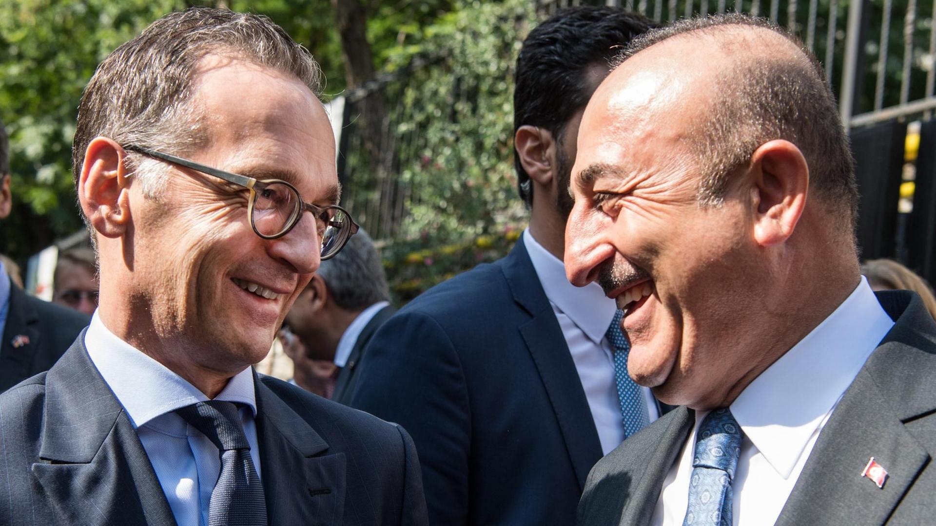 Heiko Maas (l, SPD), Außenminister, und Mevlüt Cavusoglu, Außenminister der Türkei beim Besuch der Deutschen Schule Istanbul während des zweitägigen Antrittsbesuchs in der Türkei. Foto: Bernd von Jutrczenka/dpa | Verwendung weltweit Heiko Maas (l, SPD), Außenminister, und Mevlüt Cavusoglu, Außenminister der Türkei beim Besuch der Deutschen Schule Istanbul während des zweitägigen Antrittsbesuchs in der Türkei. Foto: Bernd von Jutrczenka/dpa | Verwendung weltweit