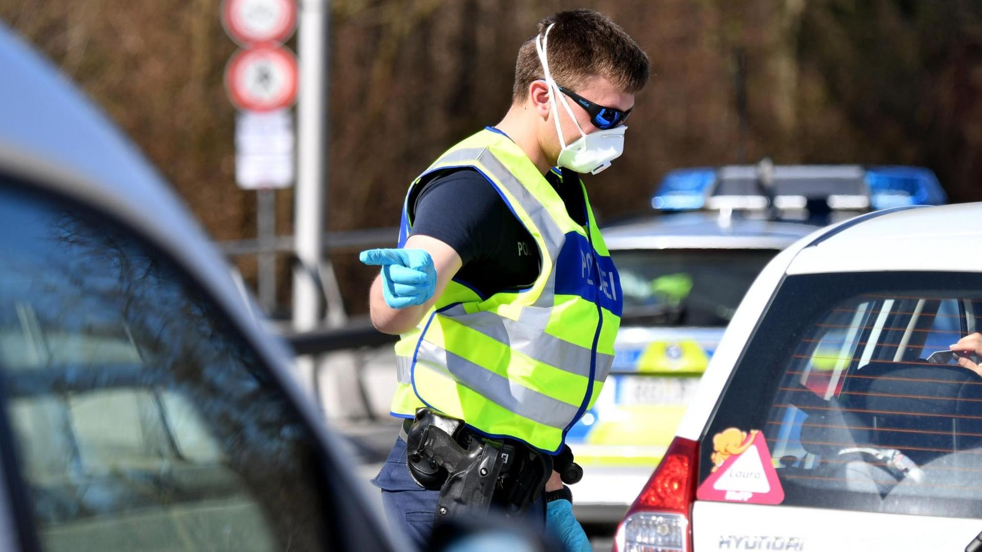 ABD0107_20200316 - SALZBURG - ÖSTERREICH: Grenzkontrollen der deutschen Polizei am Grenzübergang Freilassing zu Österreich am Montag, 16. März 2020. - FOTO: APA/BARBARA GINDL - 20200316_PD2412 | ABD0107_20200316 - SALZBURG - ÖSTERREICH: Grenzkontrollen der deutschen Polizei am Grenzübergang Freilassing zu Österreich am Montag, 16. März 2020. - FOTO: APA/BARBARA GINDL - 20200316_PD2412 |