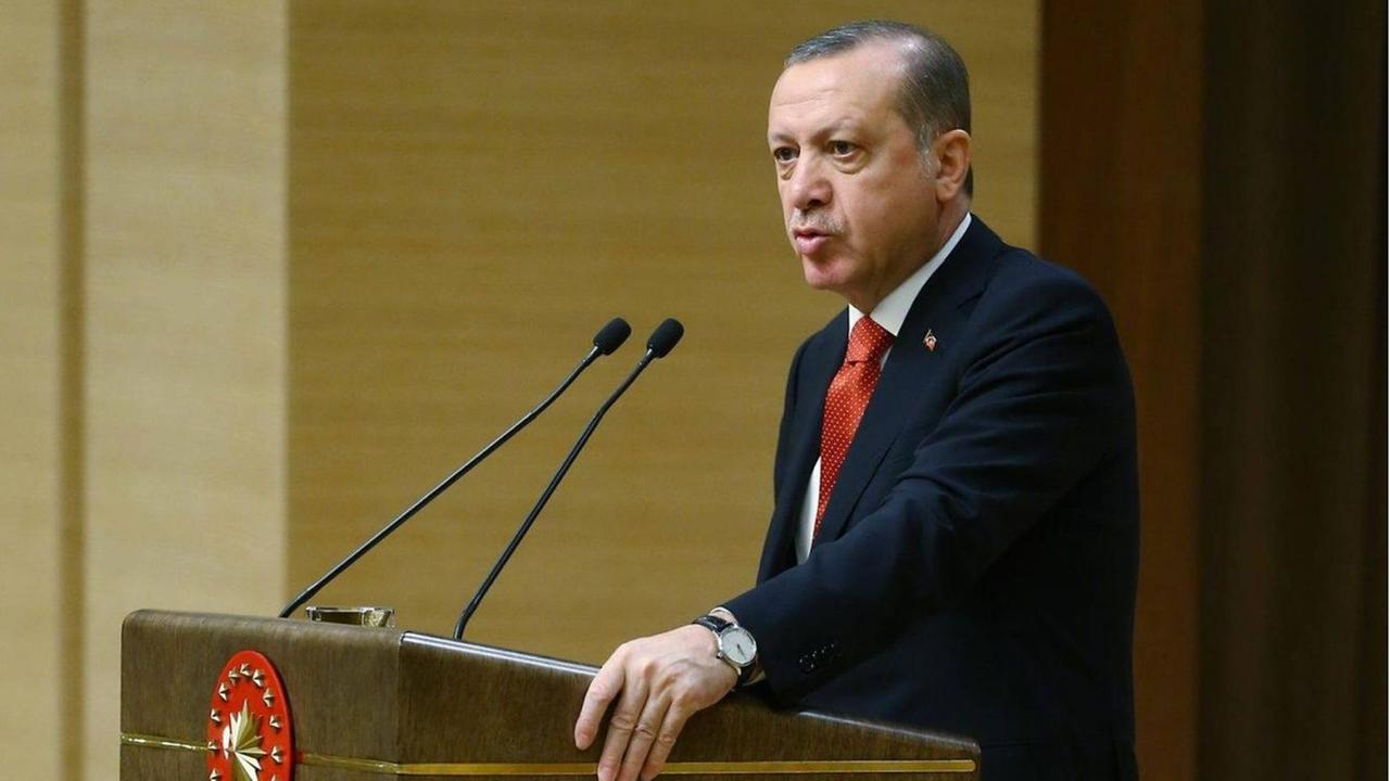 Der türkische Präsident Recep Tayyip Erdogan äußert sich im Präsidentenpalast in der türkischen Hauptstadt Ankara zur Situation in Syrien. Der türkische Präsident Recep Tayyip Erdogan äußert sich im Präsidentenpalast in der türkischen Hauptstadt Ankara zur Situation in Syrien.