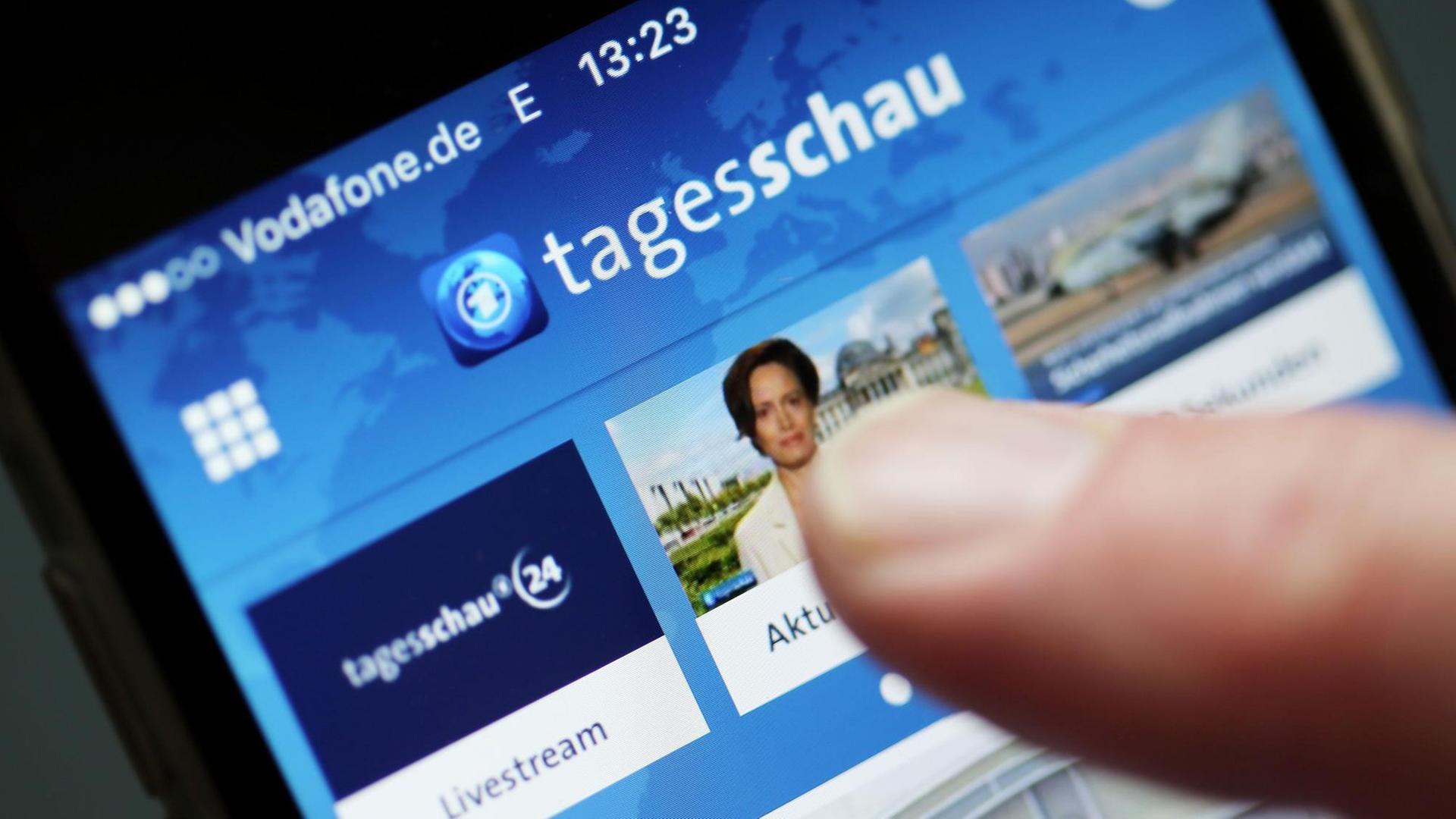 Die Tagesschau-App ist auf einem Smartphone zu sehen. Die Tagesschau-App ist auf einem Smartphone zu sehen.