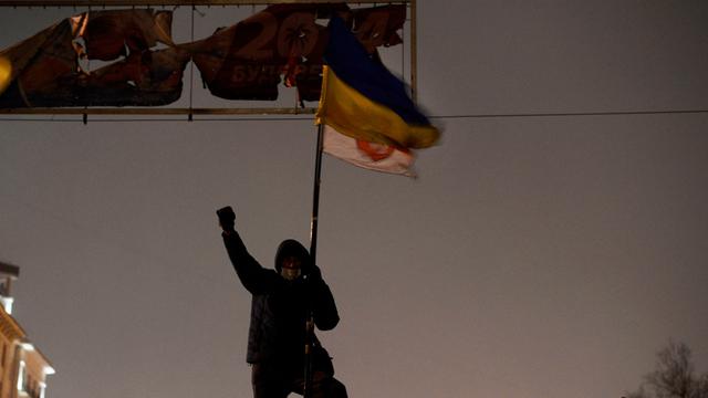 Die Proteste gehen weiter: Demonstrant in Kiew schwenkt eine Fahne.