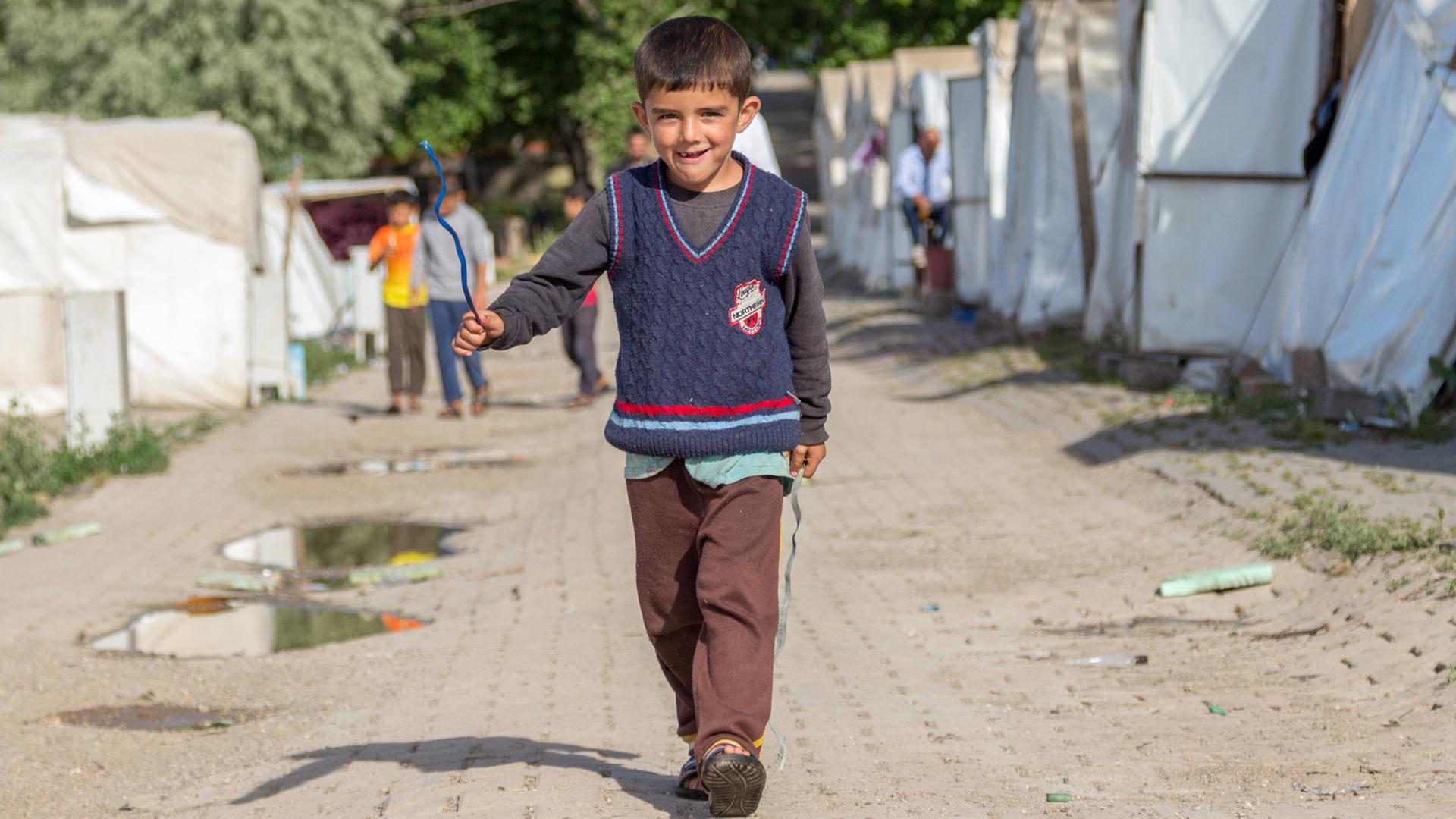 Ein Waisenjunge in einem Flüchtlingscamp der Jesiden nahe Djabakir im Südosten der Türkei. Ein Waisenjunge in einem Flüchtlingscamp der Jesiden nahe Djabakir im Südosten der Türkei.