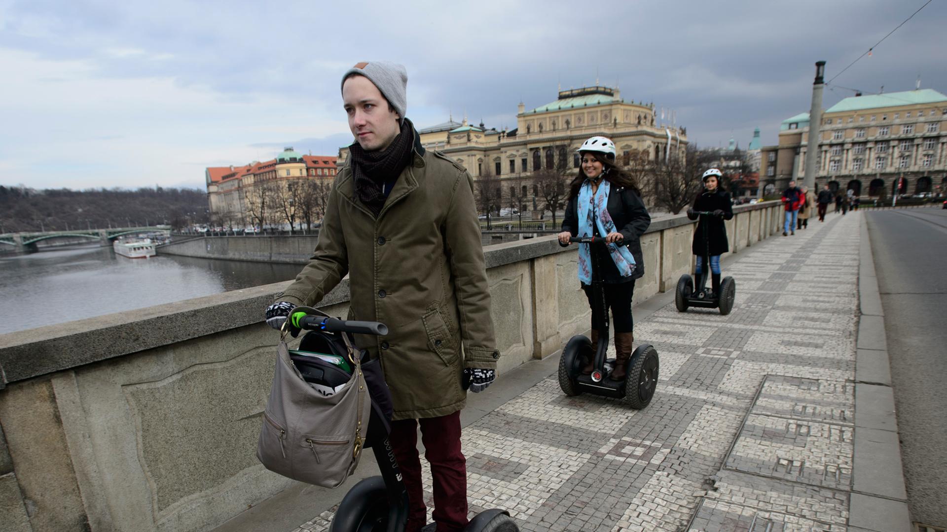 Segway-Touristen auf der Prager Mánes-Brücke Segway-Touristen auf der Prager Mánes-Brücke