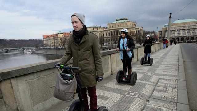 Segway-Touristen auf der Prager Mánes-Brücke