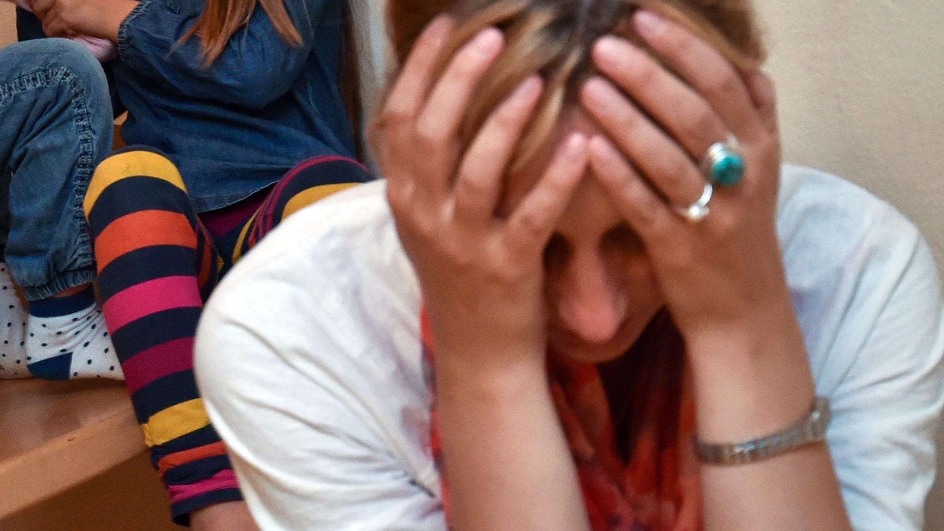 Eine sitzende Frau hält sich die Hände vor den Kopf - Stress! Eine sitzende Frau hält sich die Hände vor den Kopf - Stress!