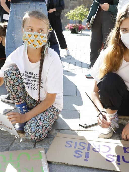 Die Klimaaktivistinnen Greta Thunberg und Luisa Neubauer bei einer Protestaktion in Stockholm, Schweden.