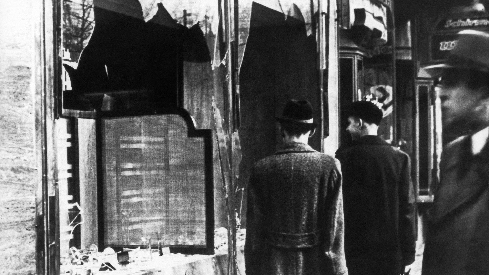 Dieses Bild ist aus dem Jahr 1938: Die National-Sozialisten haben die Scheiben von einem jüdischen Geschäft zerstört. Dieses Bild ist aus dem Jahr 1938: Die National-Sozialisten haben die Scheiben von einem jüdischen Geschäft zerstört.