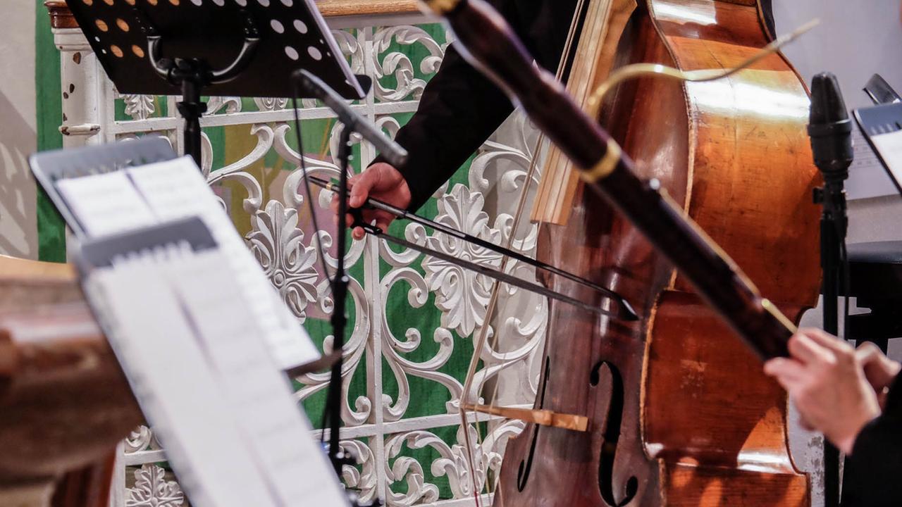 Nachaufnahme auf einen historischen Kontrabass und ein Barockfagott während eines Konzertes.