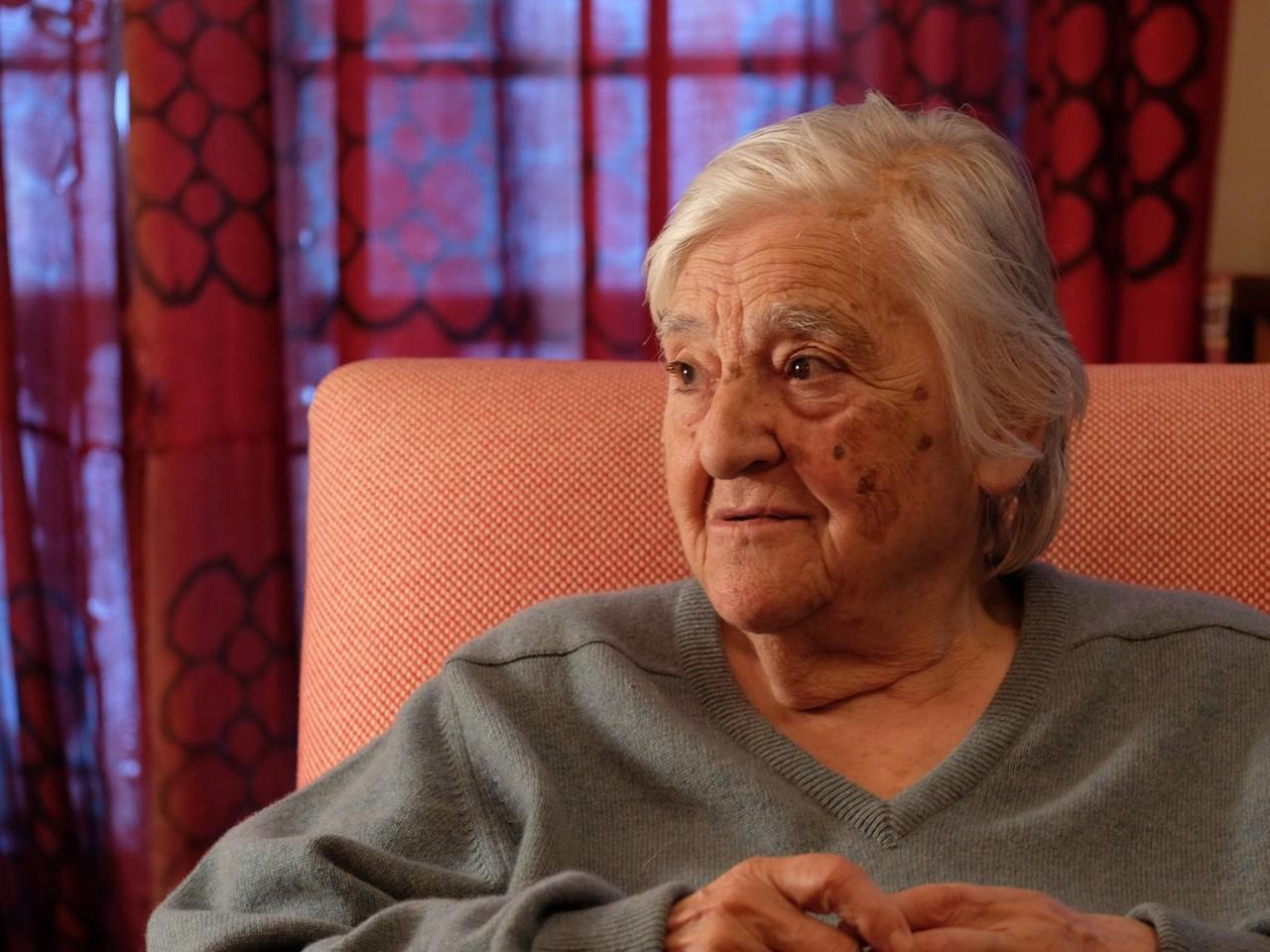 Etel Adnan sitzt auf einem Sessel, Bild vom Oktober 2016 in Paris. Etel Adnan sitzt auf einem Sessel, Bild vom Oktober 2016 in Paris.