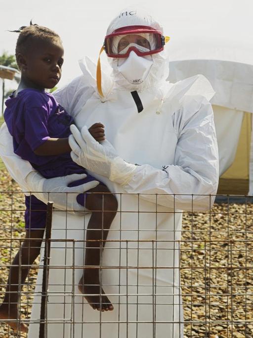 Der Kinderarzt Joachim Gardemann bei einem Einsatz im Ebola-Gebiet in Kenema (Sierra Leone).