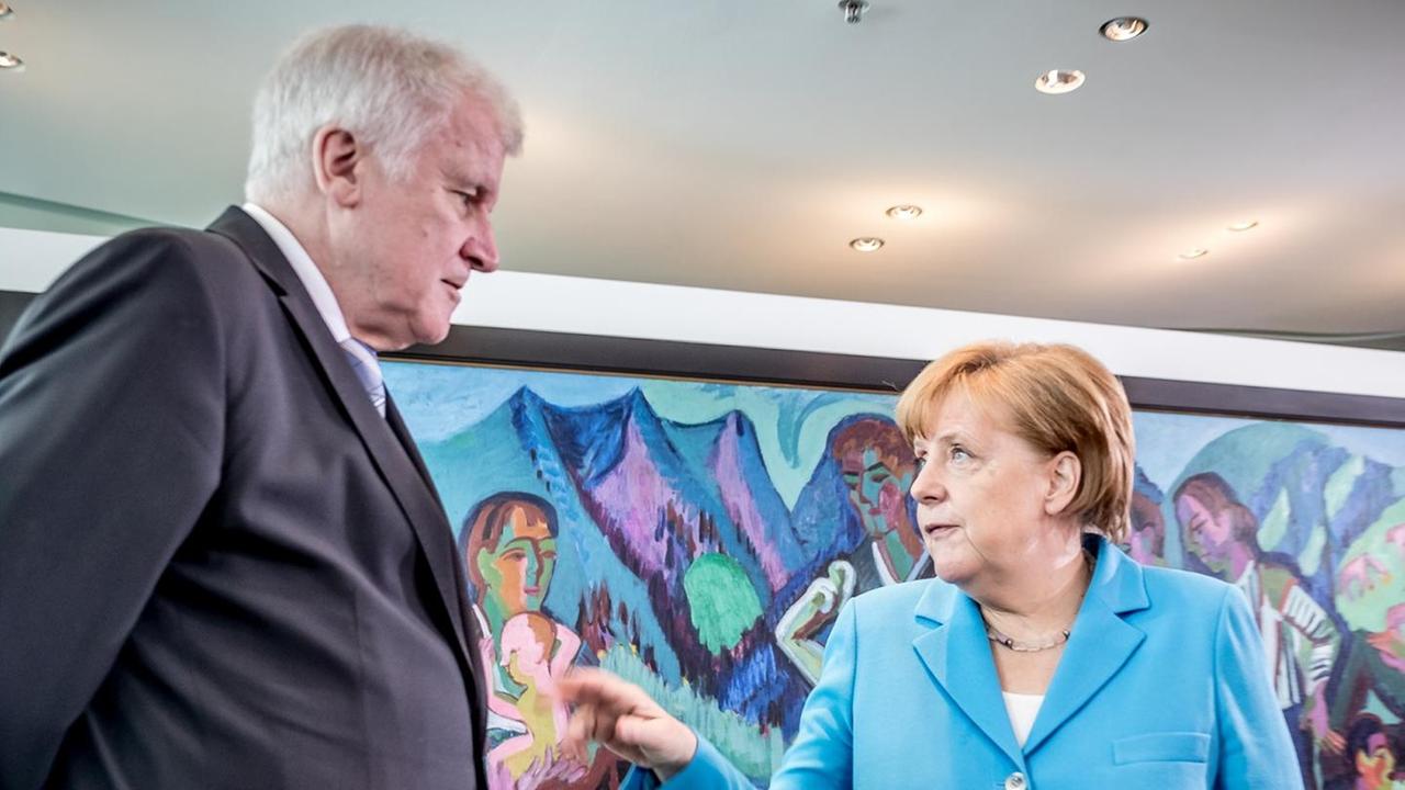 Bundeskanzlerin Angela Merkel (CDU) spricht mit Horst Seehofer (CSU), Bundesminister für Inneres, Heimat und Bau, vor Beginn der Sitzung des Bundeskabinetts im Kanzleramt Bundeskanzlerin Angela Merkel (CDU) spricht mit Horst Seehofer (CSU), Bundesminister für Inneres, Heimat und Bau, vor Beginn der Sitzung des Bundeskabinetts im Kanzleramt