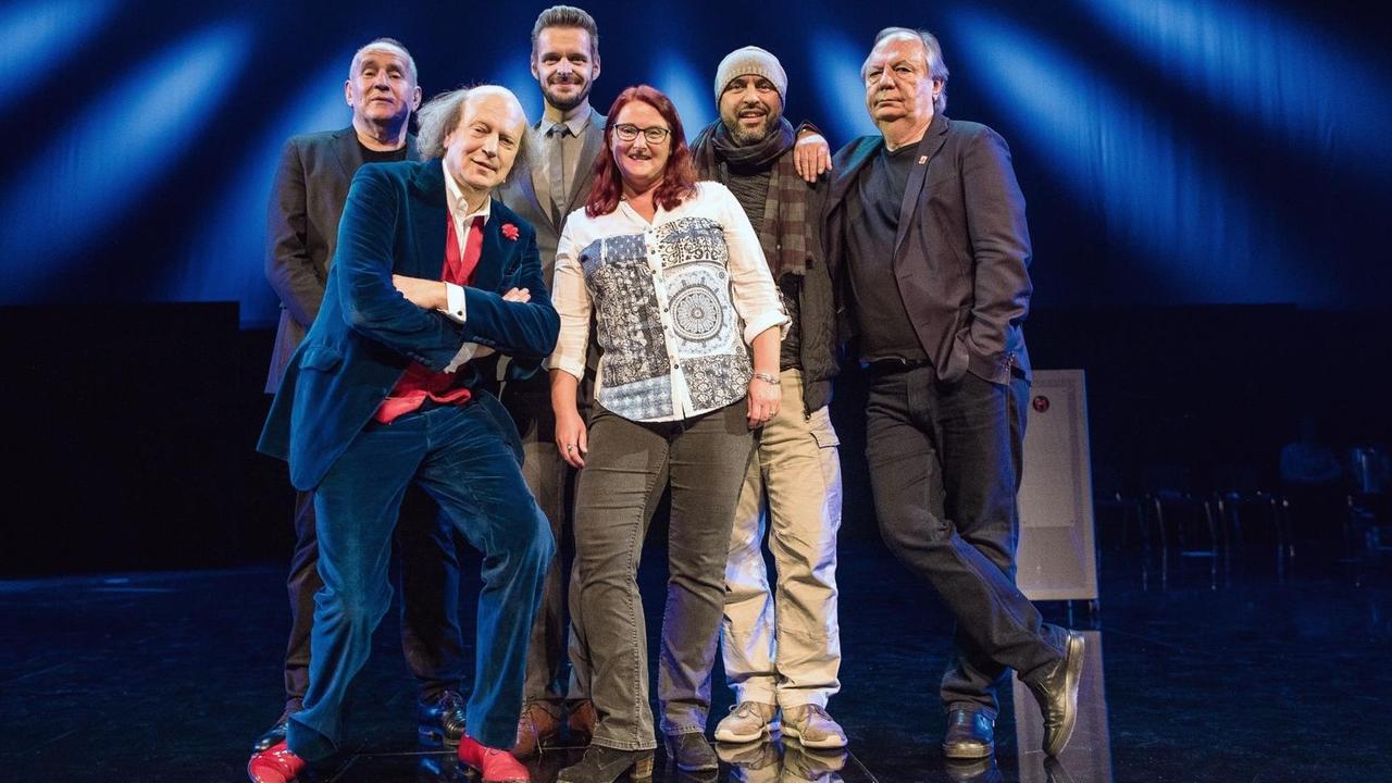 Die Satire Koalition des Politisches Aschermittwochs der Kabarettisten: Matthias Deutschmann, Anny Hartmann, Wilfried Schmickler, Florian Schroeder, Serdar Somuncu und Gastgeber Arnulf Rating Die Satire Koalition des Politisches Aschermittwochs der Kabarettisten: Matthias Deutschmann, Anny Hartmann, Wilfried Schmickler, Florian Schroeder, Serdar Somuncu und Gastgeber Arnulf Rating