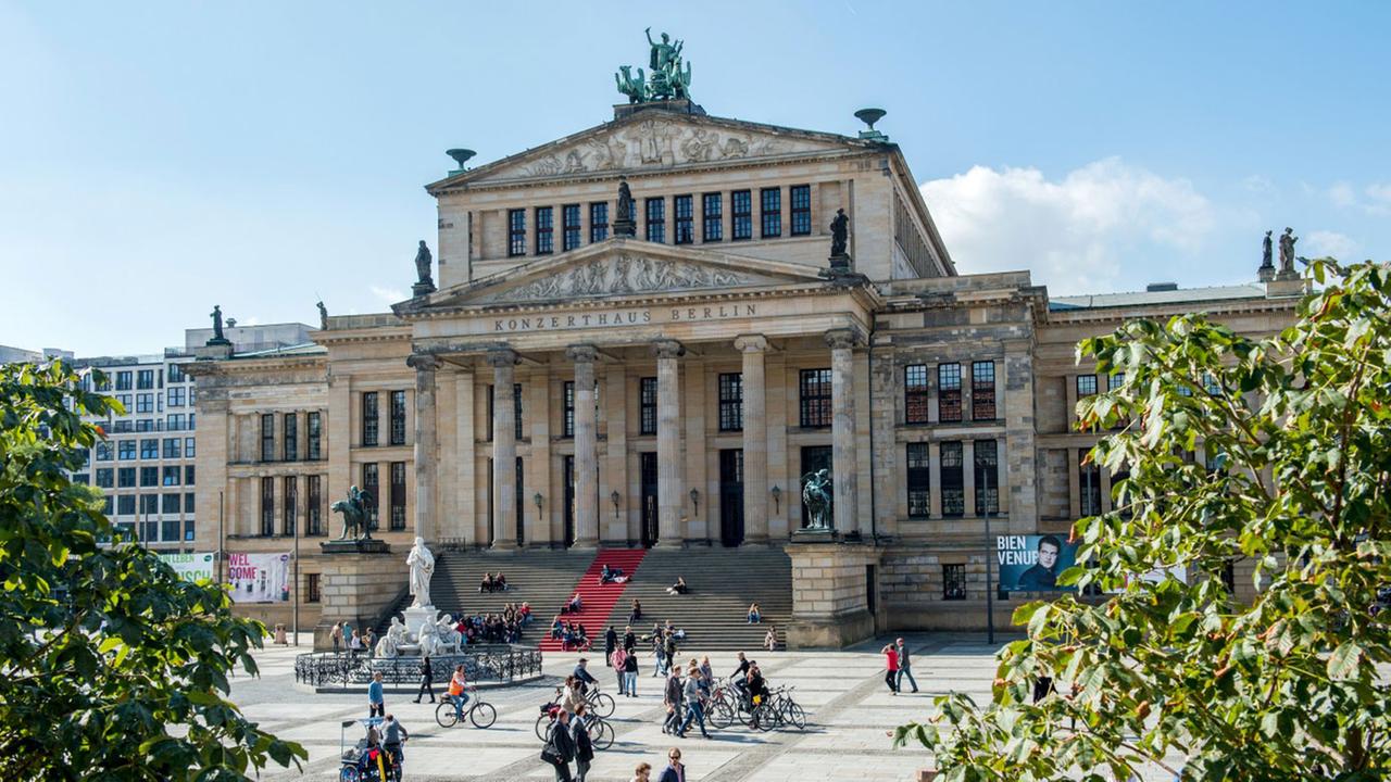 Der Gendarmenmarkt in Berlin mit Konzerthaus (Schauspielhaus) und Schiller-Denkmal ist einer der zugkräftigsten Touristenmagnete der deutschen Hauptstadt.