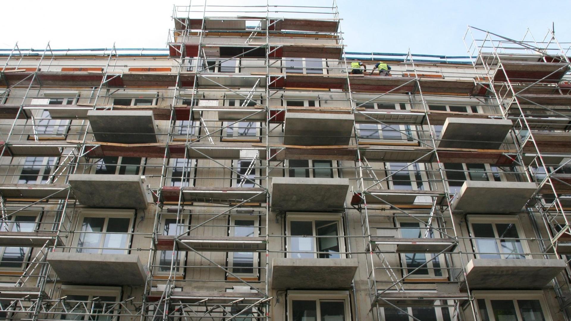 ARCHIV - 17.07.2018, Berlin: Bau von Eigentumswohnungen im Stadtteil Prenzlauer Berg. Die Hauptstadt kommt nach Einschätzung eines Wohnungsverbands nicht schnell genug mit dem Bauen voran. Foto: Lothar Ferstl/dpa | Verwendung weltweit ARCHIV - 17.07.2018, Berlin: Bau von Eigentumswohnungen im Stadtteil Prenzlauer Berg. Die Hauptstadt kommt nach Einschätzung eines Wohnungsverbands nicht schnell genug mit dem Bauen voran. Foto: Lothar Ferstl/dpa | Verwendung weltweit