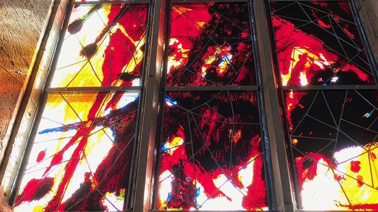 Ein Kirchenfenster von Max Uhlig in der St. Johanniskirche in Magdeburg mit leuchtenden Farben Ein Kirchenfenster von Max Uhlig in der St. Johanniskirche in Magdeburg mit leuchtenden Farben