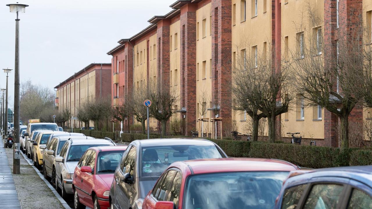 Autos parken am Straßenrand in der Hagedornstraße in der Eisenbahnsiedlung in Johannisthal, einem Ortsteil im Bezirk Treptow-Köpenick von Berlin. Autos parken am Straßenrand in der Hagedornstraße in der Eisenbahnsiedlung in Johannisthal, einem Ortsteil im Bezirk Treptow-Köpenick von Berlin.