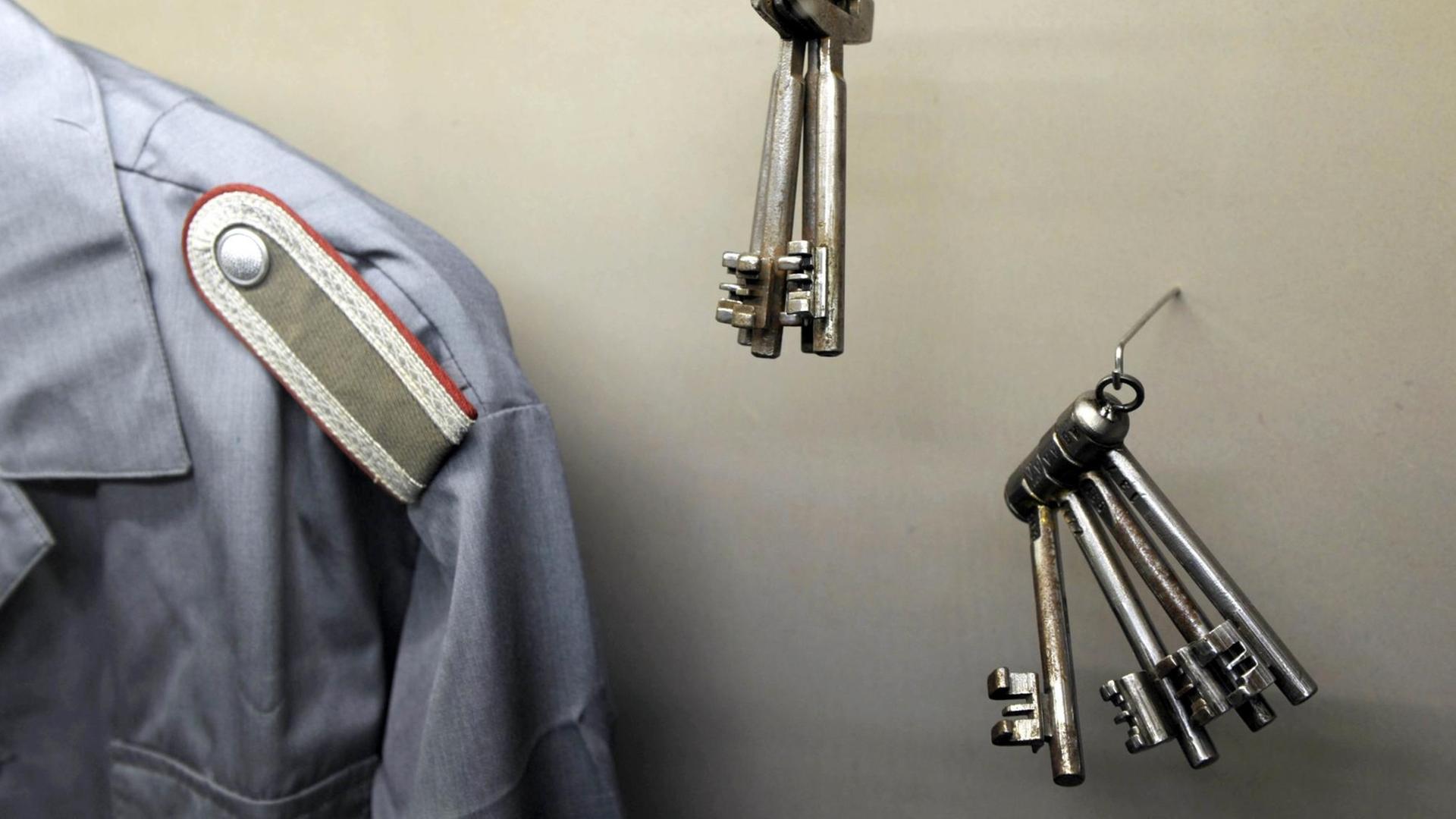 Gefängnisschlüssel aus den 1980er Jahren und eine Uniform des Untersuchungsgefängnisses des Ministeriums für Staatssicherheit der DDR. Gefängnisschlüssel aus den 1980er Jahren und eine Uniform des Untersuchungsgefängnisses des Ministeriums für Staatssicherheit der DDR.