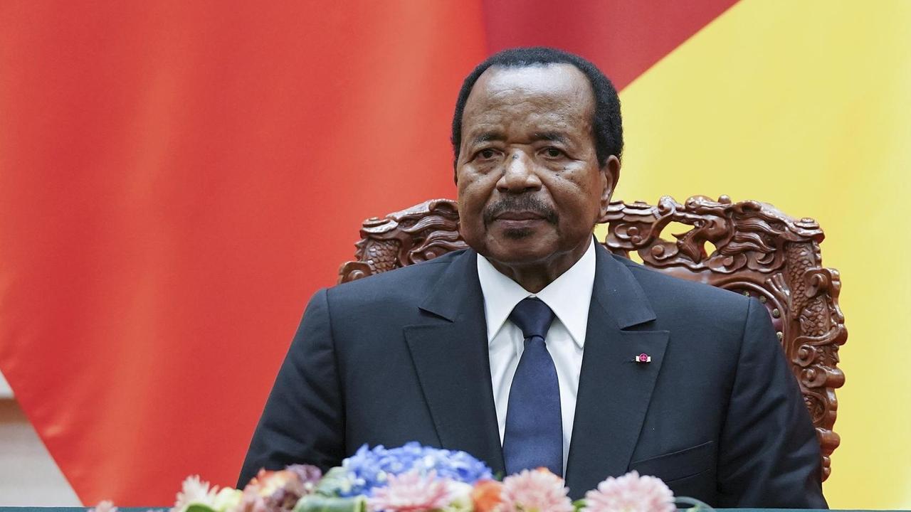 Kameruns President Paul Biya im März 2018 beim Staatsbesuch in China in der Großen Halle des Volkes in Peking | Lintao Zhang/Pool Photo via AP) Kameruns President Paul Biya im März 2018 beim Staatsbesuch in China in der Großen Halle des Volkes in Peking | Lintao Zhang/Pool Photo via AP)